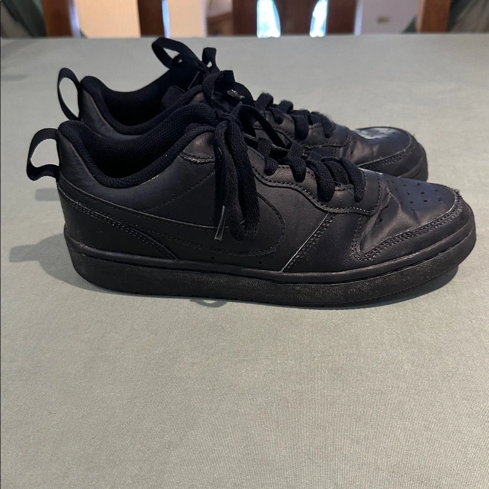 Nike Kids Black Sneakers with Lace-Up Closure Size 6Y